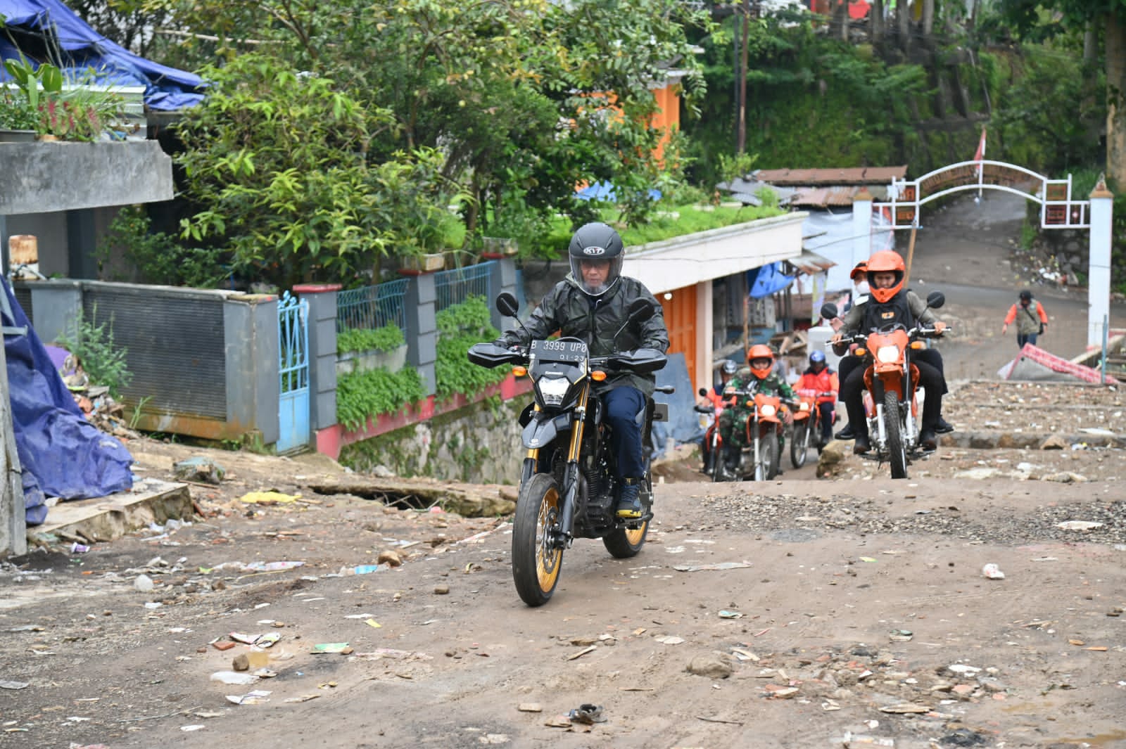 Kepala BNPB Letjen TNI Suharyanto tiba di lokasi pembangunan rumah insitu di Desa Ciputri, Kecamatan Pacet, Kabupaten Cianjur, Jawa Barat pada Jumat (17/2).